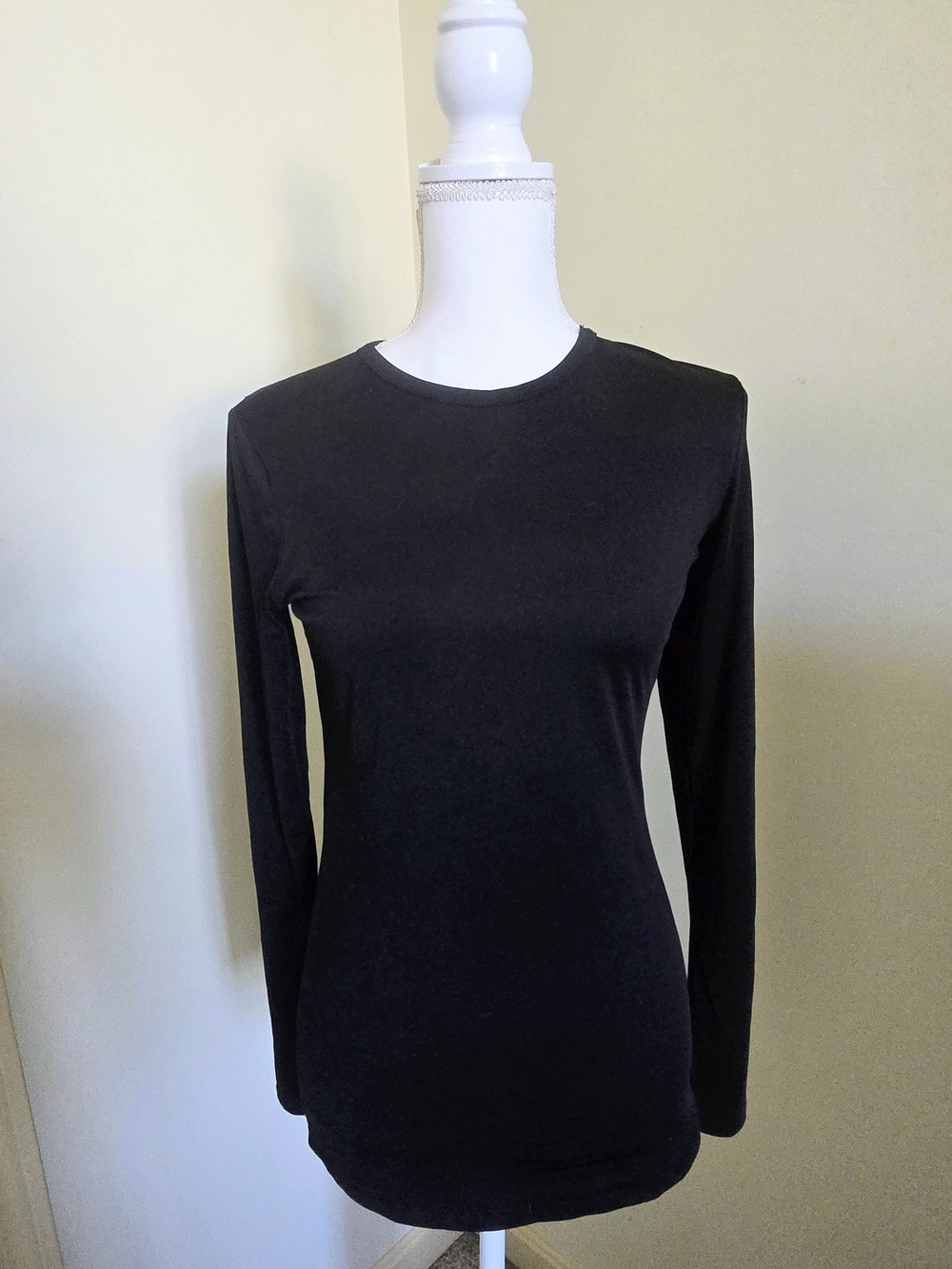 Women's Black Long-Sleeve Crewneck Top